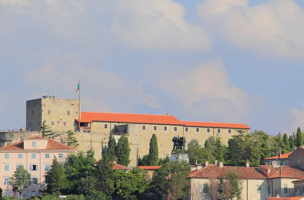 圣朱斯托堡垒 (castello di 圣朱斯托）。意大利的里雅斯特 — 图库照片