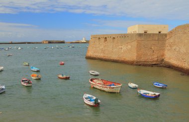 Kale, deniz, balıkçı tekneleri. Cadiz, İspanya
