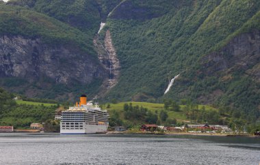 Cruise liner flam içinde. aurlands-fyord, songe-fyord, Norveç