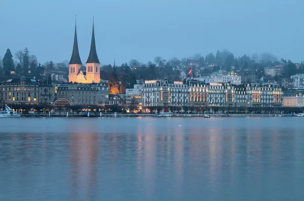 Embankment in stad, saint Leodegarius kerk. Luzern, Zwitserland — Stockfoto