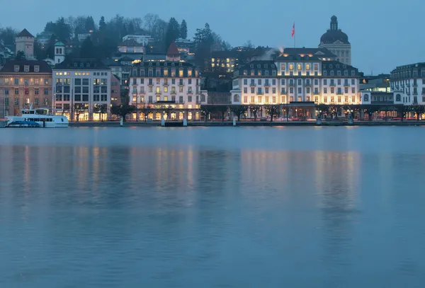 Embankment in stad. Luzern, Zwitserland — Stockfoto