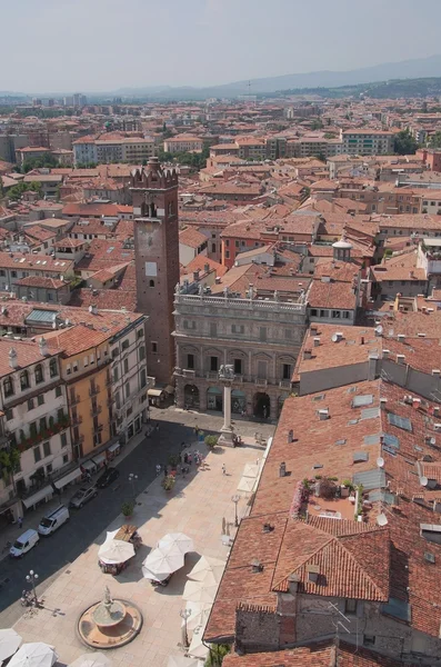 Telha telhados, Piazza dell Erbe, Torre de Lamberti. Verona, Itália — Fotografia de Stock