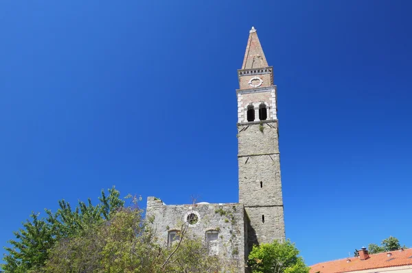 Toren van het oude klooster. barnardin, Portoroz, Slovenië — Stockfoto