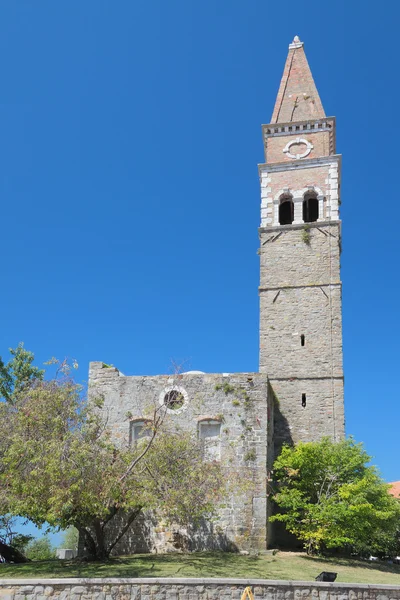 Torre do antigo mosteiro. Barnardin, Portorozh, Eslovénia — Fotografia de Stock