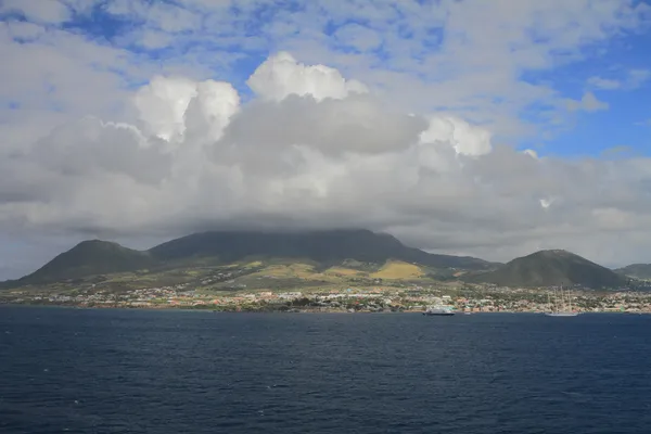 Nublado sobre el volcán isla. Saint Kitts, Federación San Cristóbal y Nieves — Foto de Stock