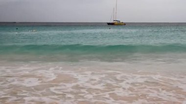 Dalgalar sahil üzerinde çalışan. Körfez Carlisle, Bridgetown, Barbados