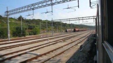 Elektrikli parçalar üzerinde tren penceresinden görüntüleyin. İtalya, Friuli Venedik Julia il