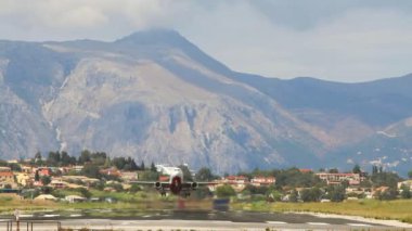 Uçak kalkış. KERKIRA, Corfu, Yunanistan