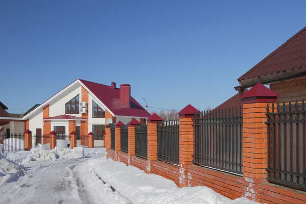 Nieuwe cottage nederzetting in het vroege voorjaar — Stockfoto