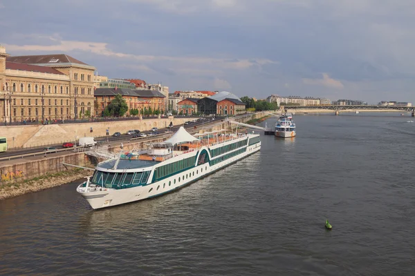 Rivier cruise liner. Budapest, Hongarije — Stockfoto