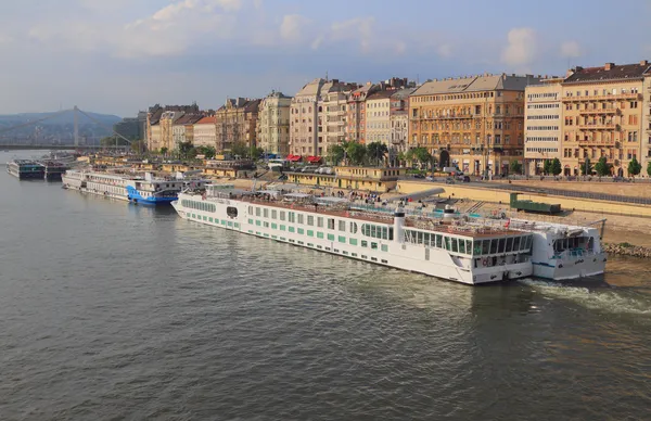 Rzeka rejs statek pasażerski. Budapest, Węgry — Zdjęcie stockowe