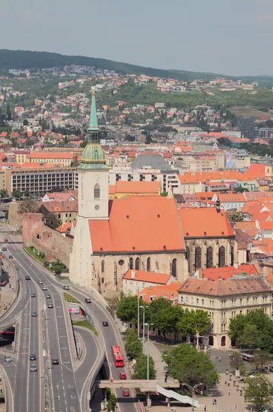 Οδικών και μεταφορών αποτέλεσμα και τον καθεδρικό ναό του Αγίου Μαρτίνου. Μπρατισλάβα, Σλοβακία — Φωτογραφία Αρχείου