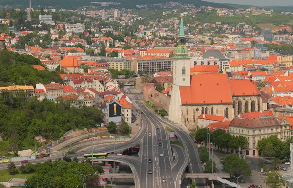 Resultado da estrada e do transporte e Catedral de São Martinho. Bratislava, Eslováquia — Fotografia de Stock