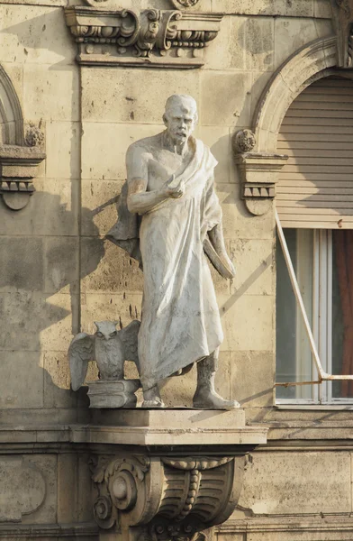 雕塑在建筑立面上。在匈牙利首都布达佩斯 — 图库照片