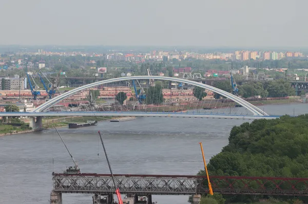 Apollo bridge (meeste apollo) en franz josef bridge ontmantelen. Bratislava, Slowakije — Stockfoto