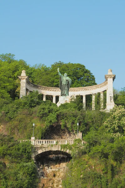 Colonnade and monument to Saint Gellert. Budapest, Hungría —  Fotos de Stock