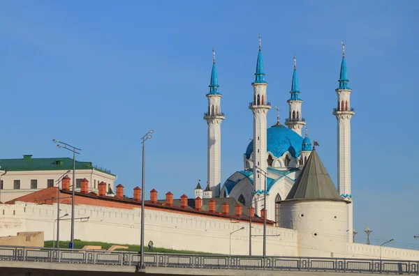 Mezquita Kul Sharif y torre anónima en Kazán Kremlin — Foto de Stock