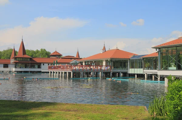 Népszerű gyógyfürdős resort. Hévizi-tó, Magyarország — Stock Fotó