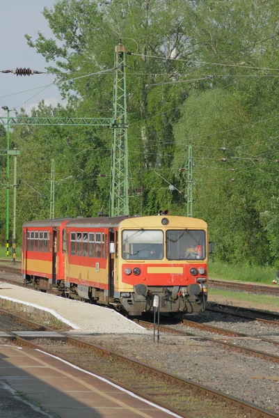 Dwa przewóz pociąg elektryczny. kestkhey, Węgry — Zdjęcie stockowe
