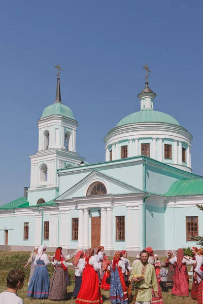 Tempio di San Nikolay e partecipanti del festival Karavon-2014, Tatarstan — Foto Stock