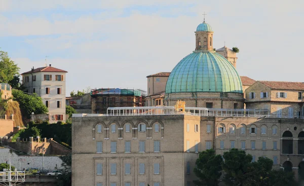 Santa Pellegrino e a igreja de Teresa. Ancona, Itália — Fotografia de Stock