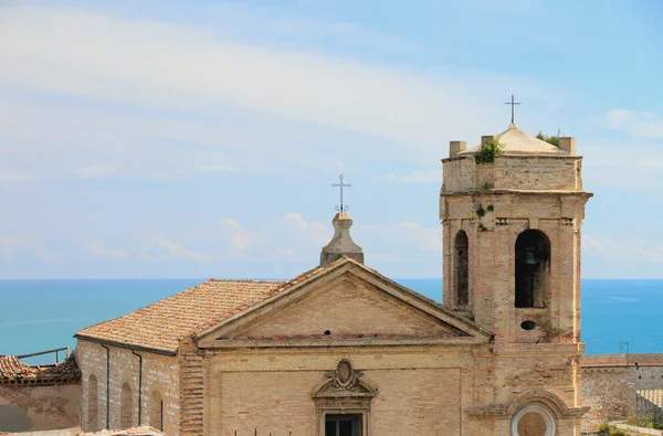 Middeleeuwse kerk met klokkentoren. Ancona, — Stockfoto