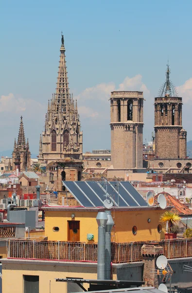 Techos, picos góticos y torres de templos. Barcelona, España — Foto de Stock