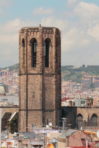 Klokkentoren van de kathedraal van santa-maria-del-pi. Barcelona, Spanje — Stockfoto