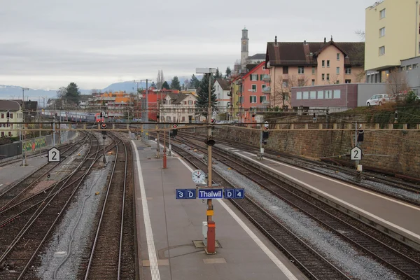 Plataforma de pasajeros en ferrocarril. Talvil, Suiza — Foto de Stock