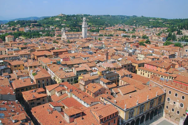 A břidlicovou střechou a katedrála. Verona, Itálie — Stock fotografie