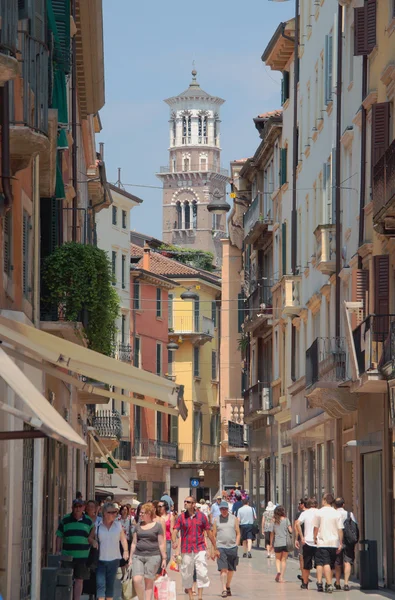 Giuseppe mazini gatan, tower lamberti. Verona, Italien — Stockfoto