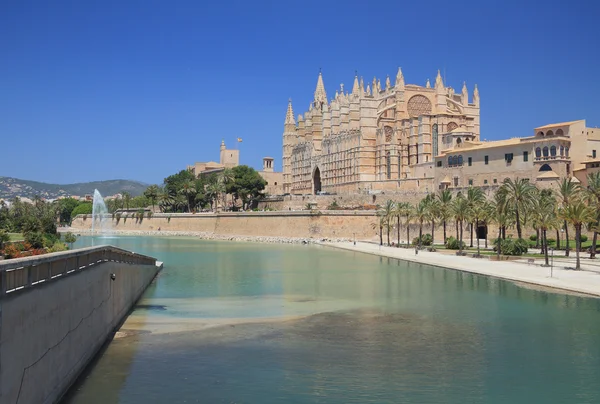 Kunstmatige vijver en de kathedraal santa maria. Palma-de-Mallorca, Spanje — Stockfoto