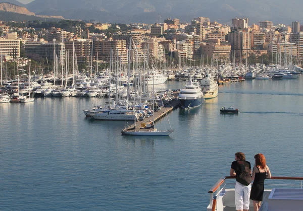 Young pair considering port city. Palma-de-Majorca, Spain — Stock Photo, Image