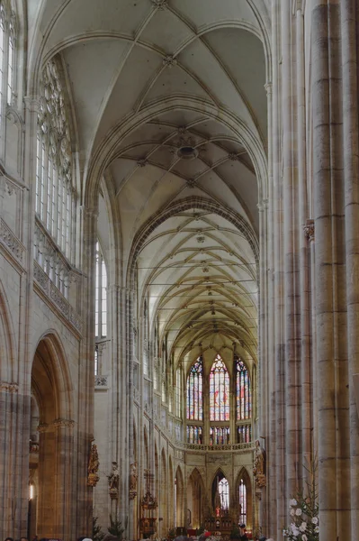 Wnętrze gotyckiej świątyni katolickiej. Katedra Święty vit, Praga, Republika Czeska — Zdjęcie stockowe