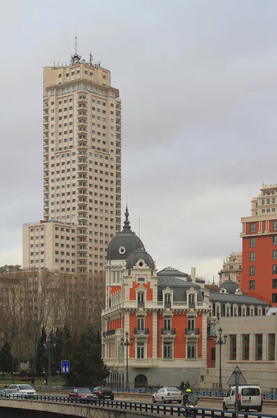 Ulica bailen i "madrid tower". Madrid, Hiszpania — Zdjęcie stockowe