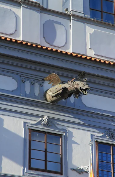 Escurrir en forma de dragón, fachada Ayuntamiento. Cheske-Budeyovitsa, República Checa — Foto de Stock