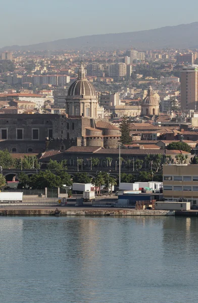 Порт, собор и город. Катания, Сицилия, Италия — стоковое фото