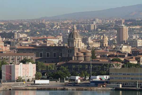 Kathedraal en stad. Catania, Sicilië, Italië — Stockfoto