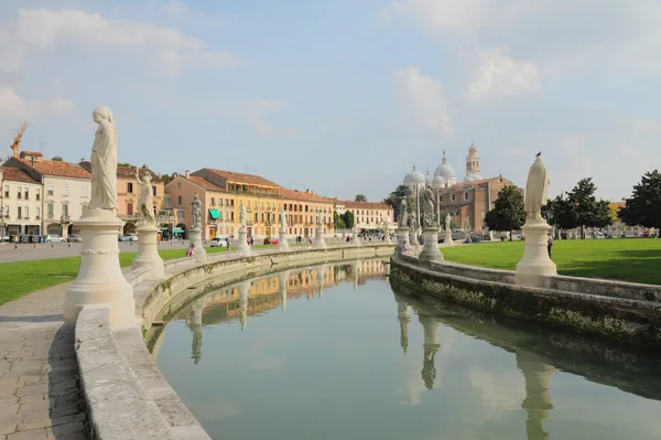 Kanal på prato-della-valle square. Padua, Italien — Stockfoto