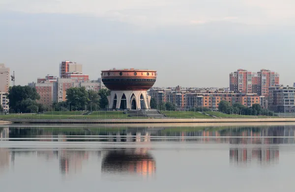 Flussufer und "Hexenkessel", Kasan, Tatarstan — Stockfoto