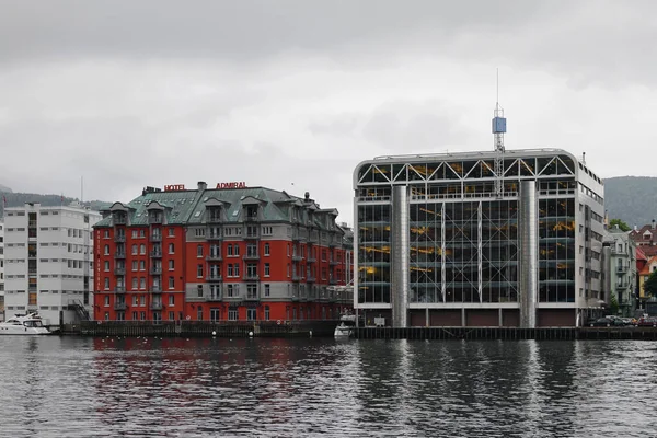 Bergen Norwegia Cze 2012 Budynki Hotelowe Parkingowe Przystani — Zdjęcie stockowe