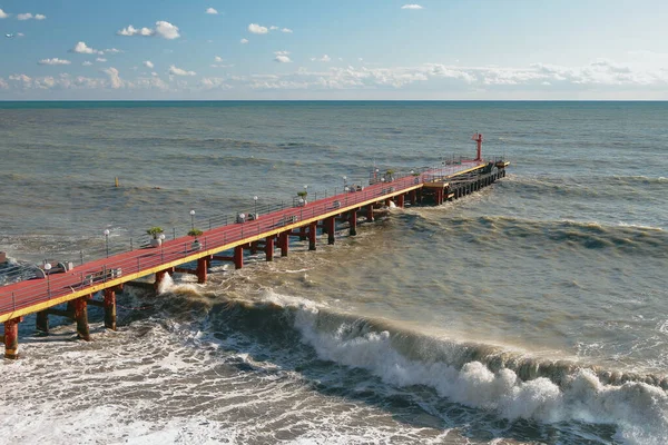 桟橋と海の波 アドラーソチロシア — ストック写真