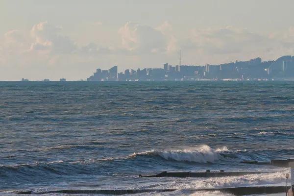 海岸沿いの嵐の海と街 アドラーソチロシア — ストック写真