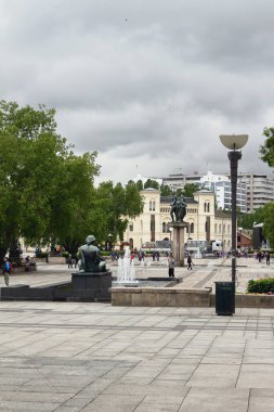 Oslo, Norveç - 15 Haziran 2012: Kasaba Meydanı 'ndaki heykel ve çeşmeler (Radhusplassen)