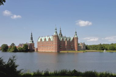 Lake ve Frederiksborg Kalesi. Hillerod, Danimarka