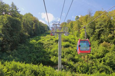 Esto-Sadok, Sochi, Rusya - Sep 04, 2021: Resort Krasnaya Polyana 'nın ana teleferiği