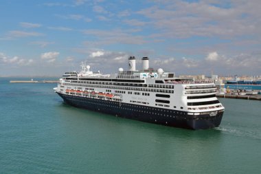 Cadiz, İspanya - 25 Eylül 2012: Limandaki yolcu gemisi