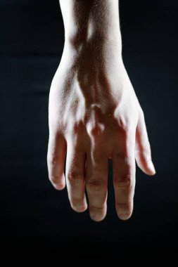 Siyah arka planda elin büyük bir kısmı.