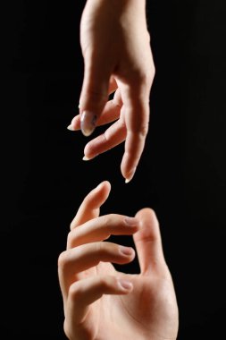 İki el birbirine uzanıyor.