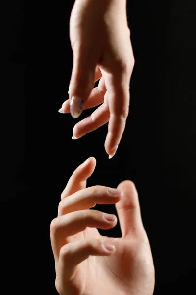 İki el birbirine uzanıyor.